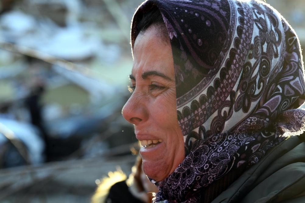 2月8日，在土耳其哈塔伊的一處地震廢墟，當(dāng)?shù)鼐用竦却H人的消息。新華社記者沙達(dá)提攝