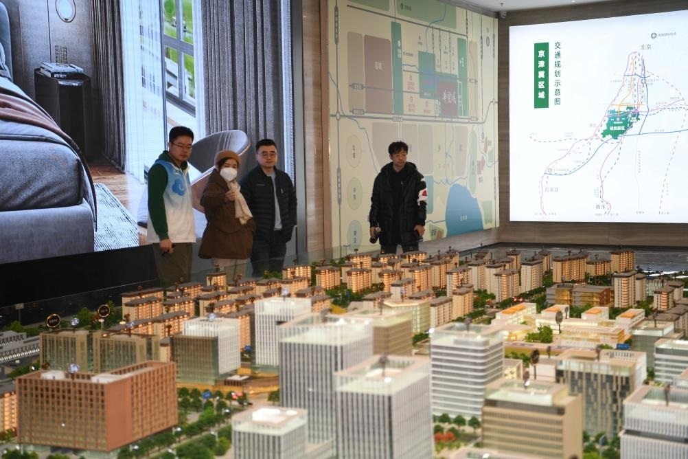 購房者在河北雄安新區(qū)某項(xiàng)目售樓部查看沙盤（2月25日攝）。新華社記者 朱旭東 攝