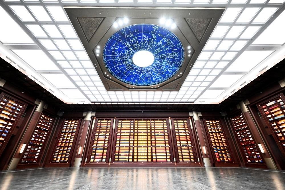 △中國國家版本館中央總館“文瀚閣”內(nèi)景。星空穹頂上是一幅宋代石刻天文圖，傳遞著“文瀚閣”的寓意：中華文明如星空般浩瀚璀璨。