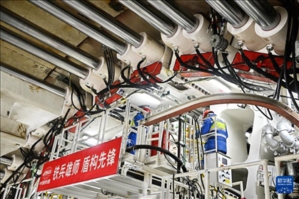 12月30日，中鐵十四局技術(shù)人員在盾構(gòu)掘進(jìn)開始前檢查“海天號(hào)”盾構(gòu)機(jī)。新華社記者 李紫恒 攝