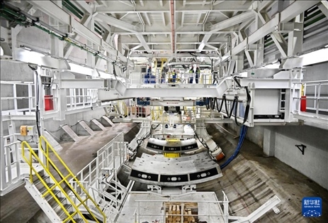 12月30日，建設(shè)者在青島膠州灣第二隧道工程南線主線隧道盾構(gòu)掘進(jìn)現(xiàn)場(chǎng)作業(yè)。新華社記者 李紫恒 攝