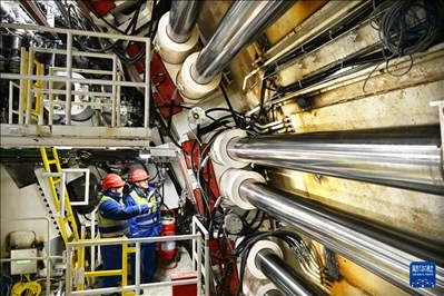 12月30日，中鐵十四局技術(shù)人員在盾構(gòu)掘進(jìn)開始前檢查“海天號(hào)”盾構(gòu)機(jī)。新華社記者 李紫恒 攝