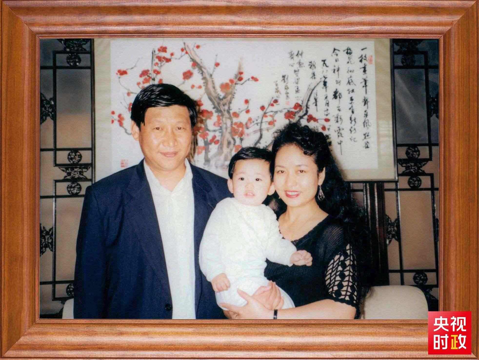 △這是習近平一家三口的合影。這張照片第一次出現(xiàn)在他的書架上。