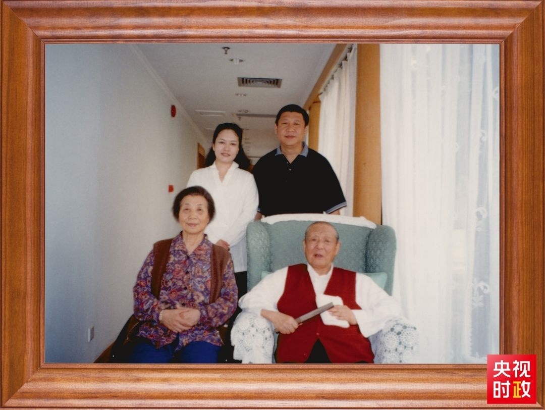 △這是習近平夫婦同父親習仲勛、母親齊心的合影。這張照片第一次出現(xiàn)在他的書架上。