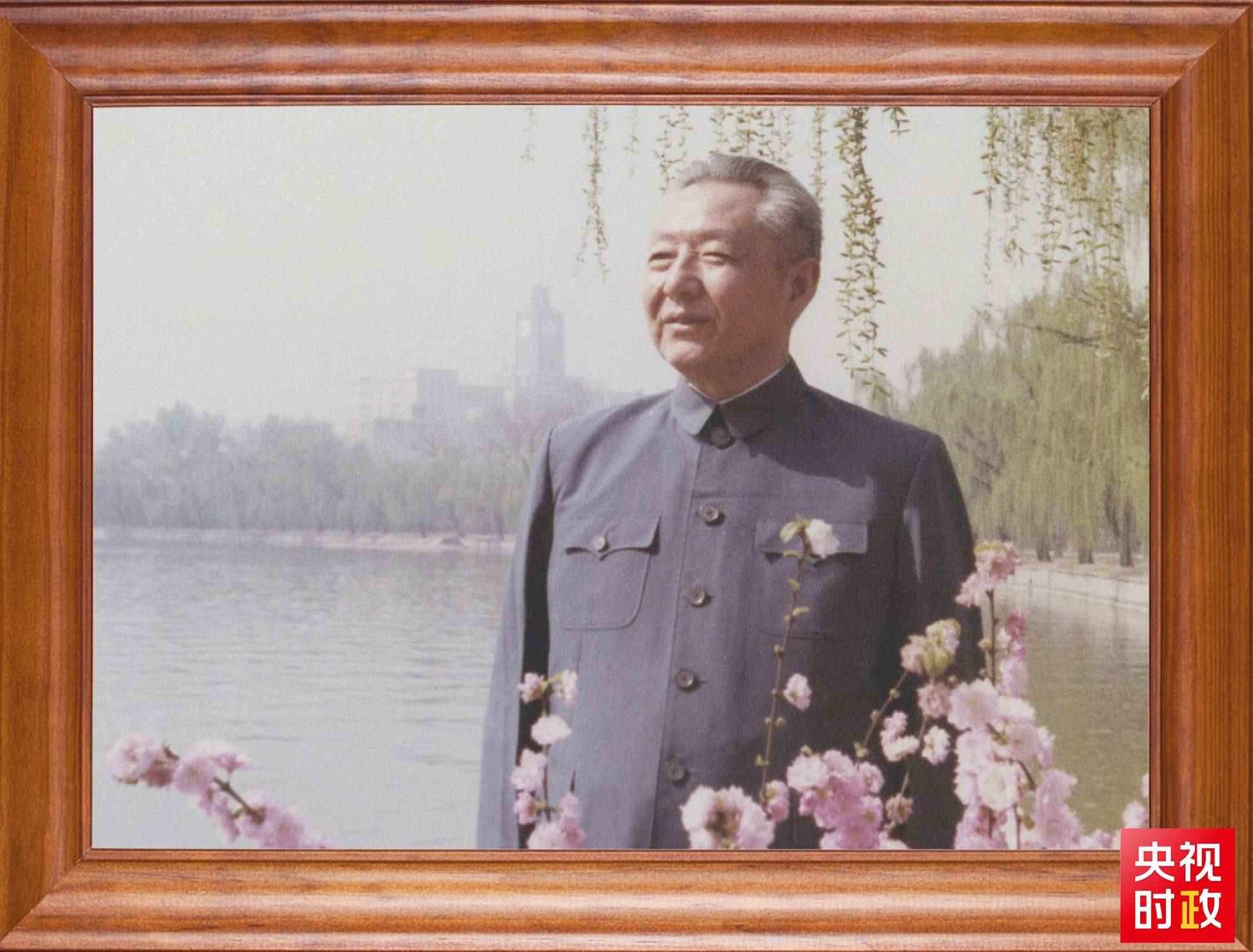 △這是習近平父親習仲勛同志的照片。2023年10月15日，是習仲勛同志誕辰110周年紀念日。這張照片第一次出現(xiàn)在他的書架上。