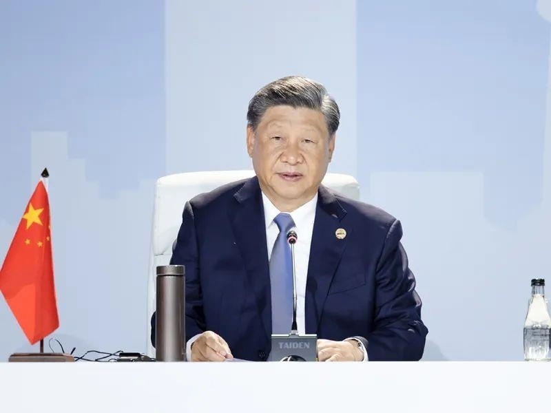 當?shù)貢r間8月24日，習近平主席在南非約翰內(nèi)斯堡出席金磚國家領導人第十五次會晤特別記者會。