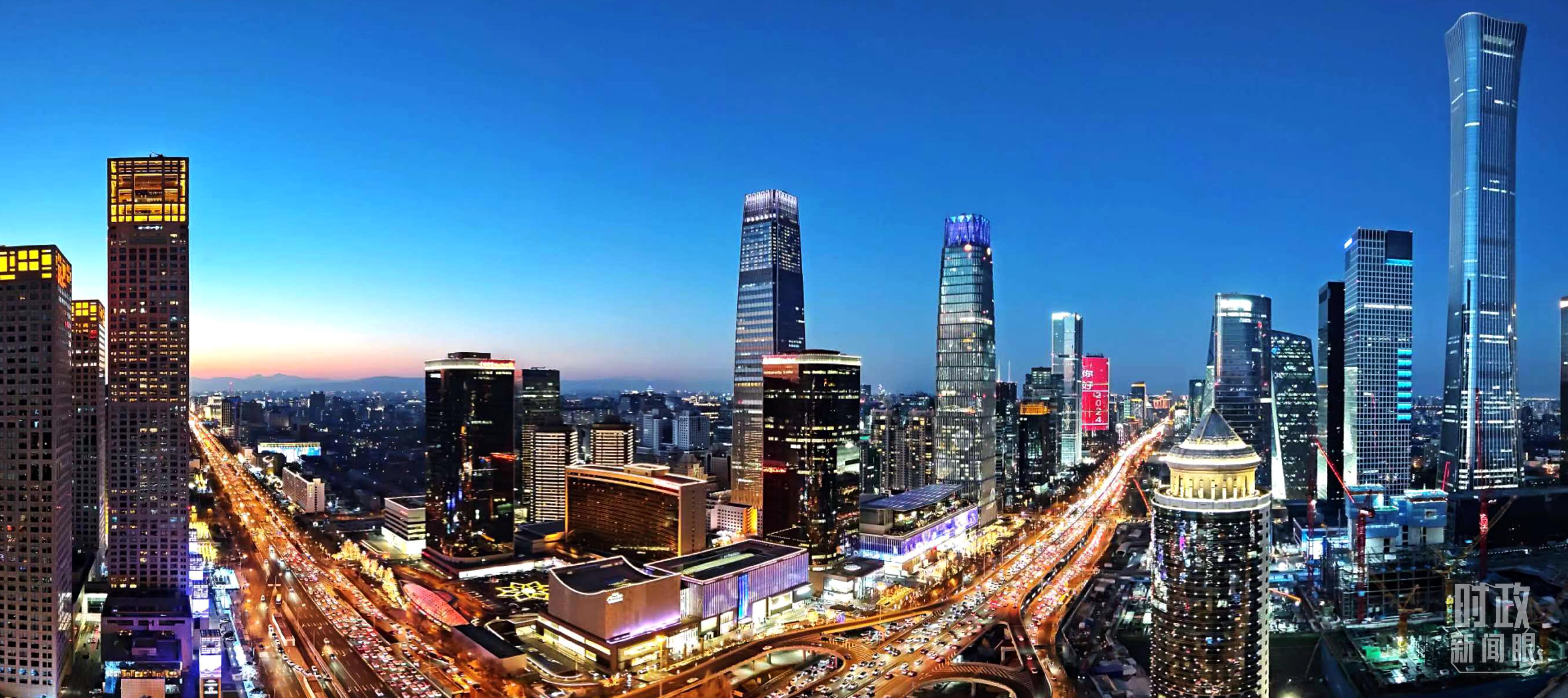 △2023年12月31日，北京CBD商圈。（總臺(tái)央視記者鐘信偉拍攝）