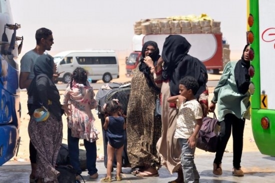  2023年4月27日，在埃及南部與蘇丹交界的阿爾根邊境口岸，人們離開蘇丹進入埃及境內(nèi)。新華社發(fā)（拉德萬攝）