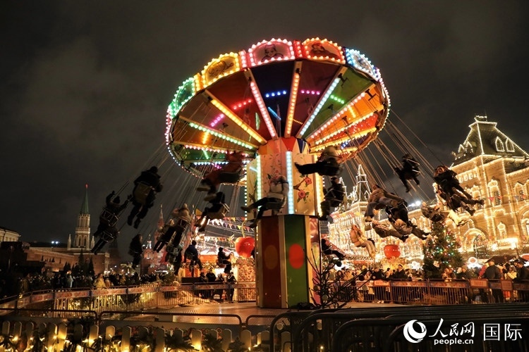 位于莫斯科紅場中央的“古姆”新年集市。人民網(wǎng)記者 隋鑫攝