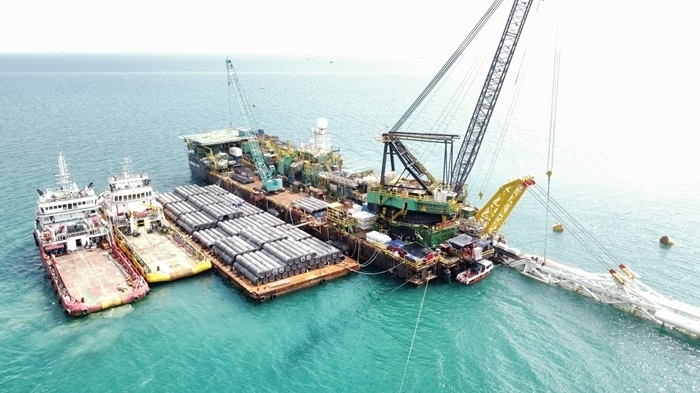 印尼拉維拉維項目52英寸海管拖拉頭準確抵達登陸點。主辦方供圖