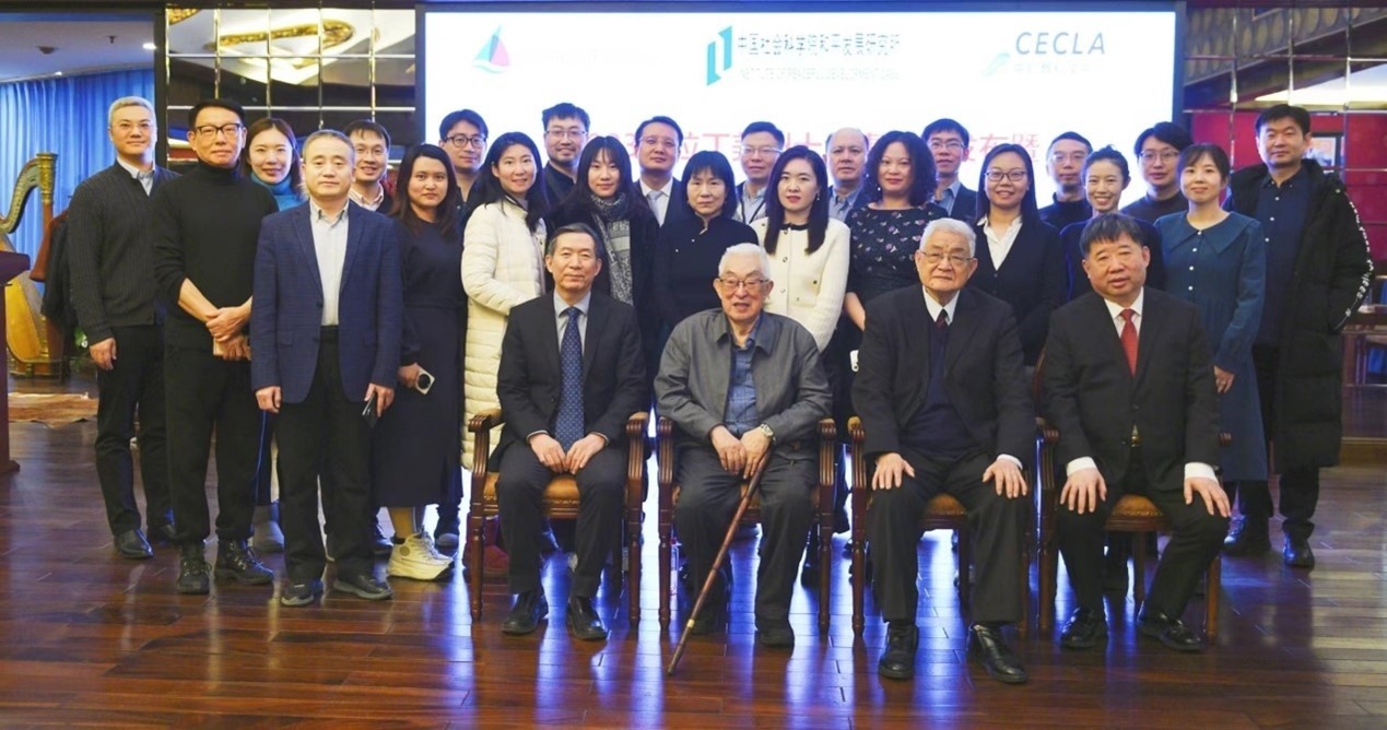 與會專家學(xué)者舉行合影。主辦方供圖