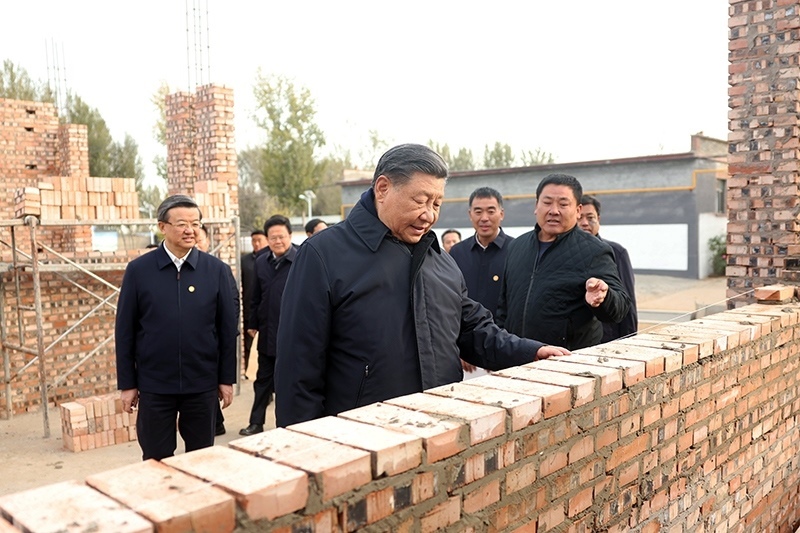 2023年11月10日，習近平總書記在河北保定涿州市刁窩鎮(zhèn)萬全莊村房屋重建施工現(xiàn)場考察。