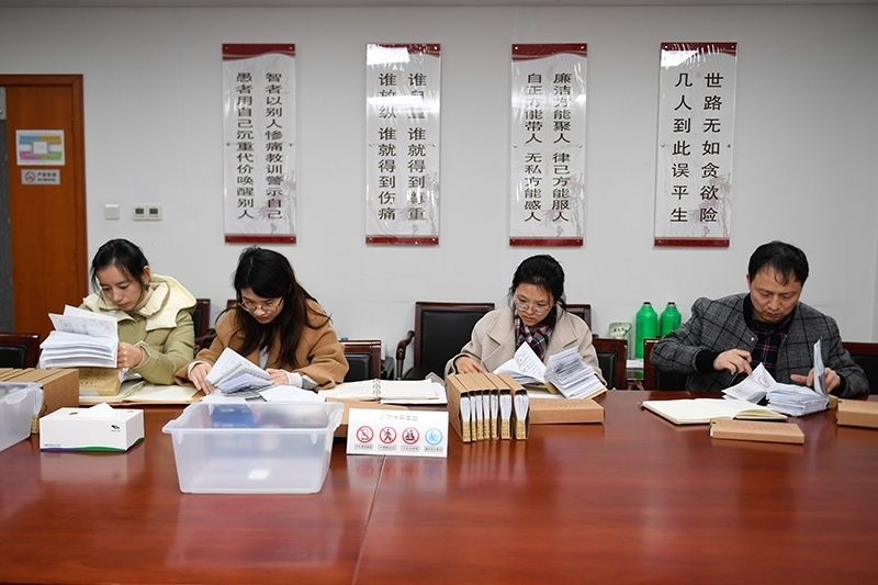 2020年1月8日，浙江寧波市北侖區(qū)紀委工作人員在檢查北侖區(qū)大數(shù)據(jù)發(fā)展管理中心2019年的公款消費票據(jù)，查找是否存在違規(guī)問題。