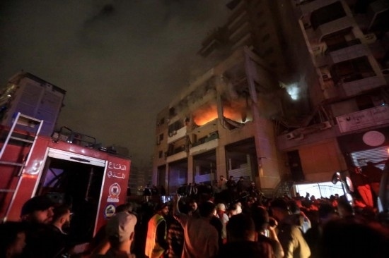 1月2日，人們聚集在黎巴嫩貝魯特南郊的以色列無人機襲擊現(xiàn)場。新華社發(fā)（比拉爾·賈維希攝）
