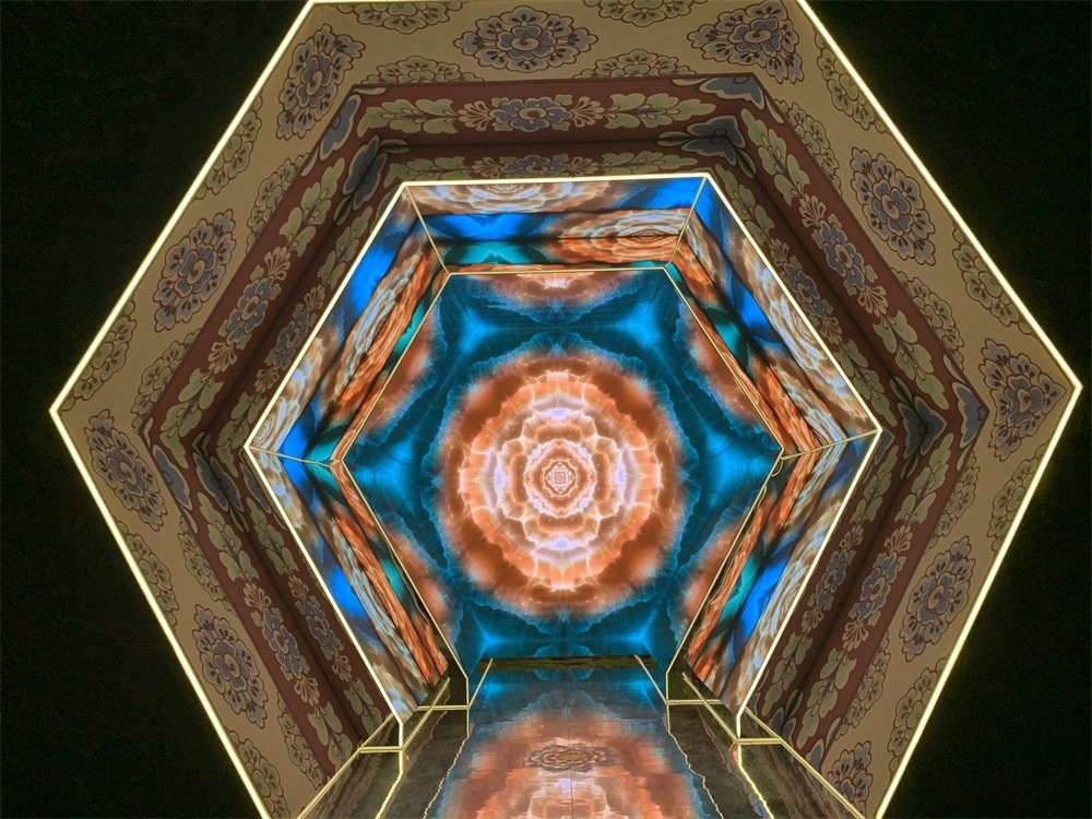 中國國家博物館“華彩萬象——石窟藝術(shù)沉浸體驗”現(xiàn)場。人民網(wǎng)記者 韋衍行攝