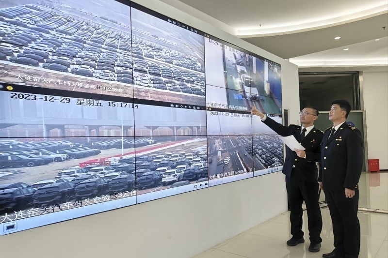 海關(guān)關(guān)員視頻巡查出口汽車場地。李進(jìn)攝
