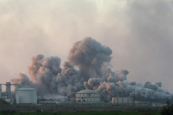  這是1月6日從加沙邊境以色列一側拍攝的加沙北部遭襲情況。新華社發(fā)（伊蘭·阿薩亞格攝/基尼圖片社）
