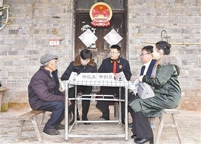  圖②：調(diào)解現(xiàn)場。