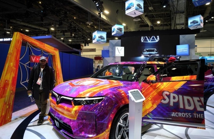 1月11日，人們?cè)诿绹咕S加斯消費(fèi)電子展越南電動(dòng)汽車制造商VinFast展臺(tái)參觀。新華社記者吳曉凌攝