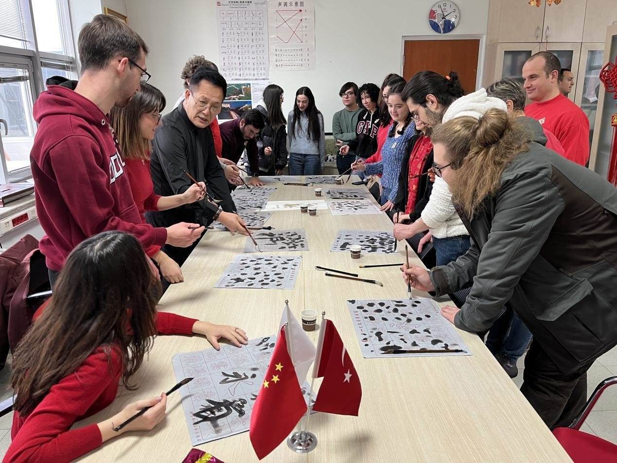 學(xué)生體驗書法。中東技術(shù)大學(xué)孔院供圖