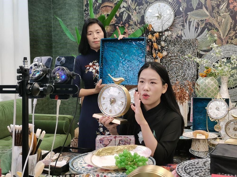 △在廣西防城港東興市一個(gè)電商直播間里，主播在進(jìn)行活動(dòng)推介。