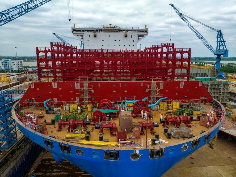 △2023年5月7日，江蘇揚(yáng)州中遠(yuǎn)海運(yùn)重工有限公司工人在作業(yè)。