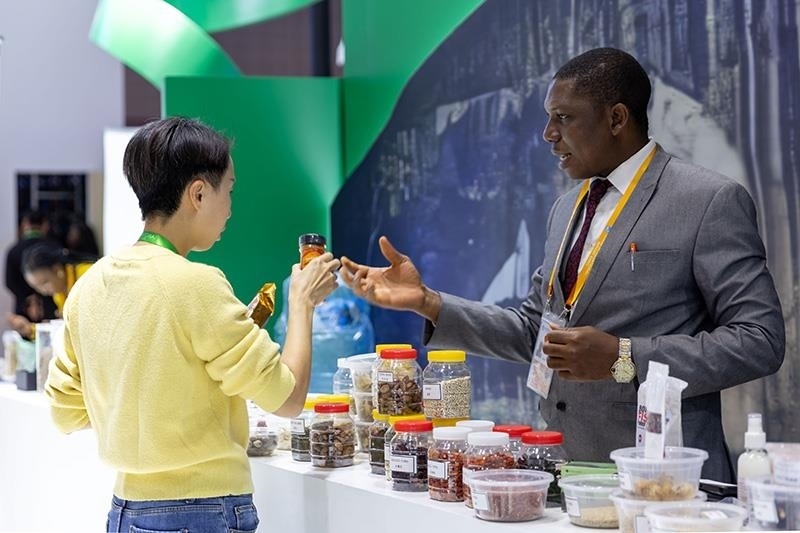 △2023年11月7日，在進(jìn)博會(huì)國(guó)家館尼日利亞館，展商介紹尼日利亞產(chǎn)品。