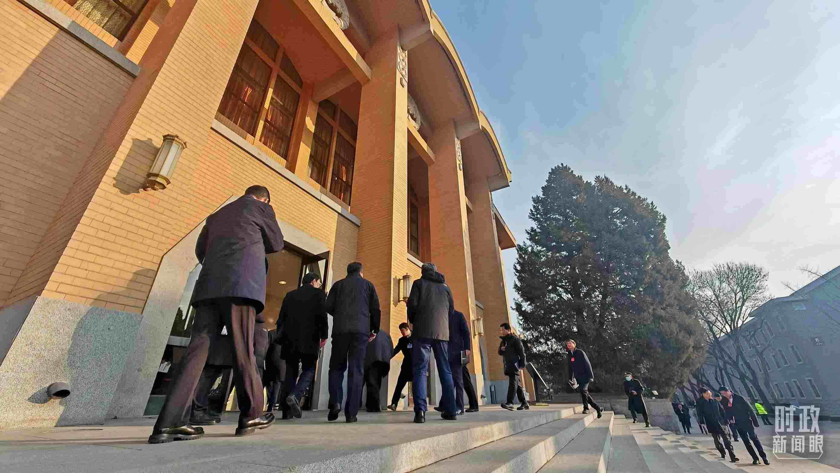 △省部級(jí)主要領(lǐng)導(dǎo)干部推動(dòng)金融高質(zhì)量發(fā)展專題研討班的學(xué)員們正在進(jìn)入會(huì)場(chǎng)。（總臺(tái)央視記者王策拍攝）