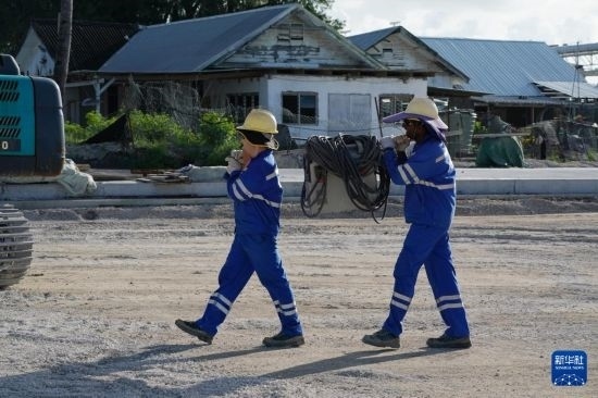 1月18日，工作人員在瑙魯艾沃港碼頭升級(jí)改造項(xiàng)目工地工作。新華社記者 王申 攝