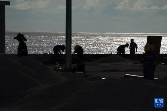 1月18日，工作人員在瑙魯艾沃港碼頭升級(jí)改造項(xiàng)目工地工作。新華社記者 王申 攝