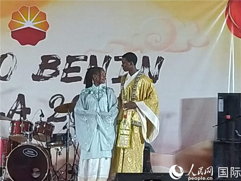 孔子學(xué)院的中國時裝秀表演。人民網(wǎng)記者 黃培昭攝