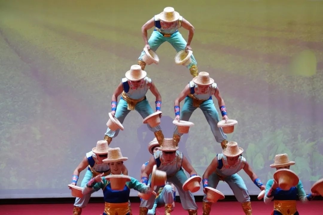 雜技表演“草帽歡歌” 。貝寧中國文化中心供圖