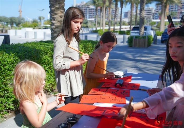 小朋友體驗(yàn)書法創(chuàng)作。人民網(wǎng) 塔里克·易卜拉欣攝