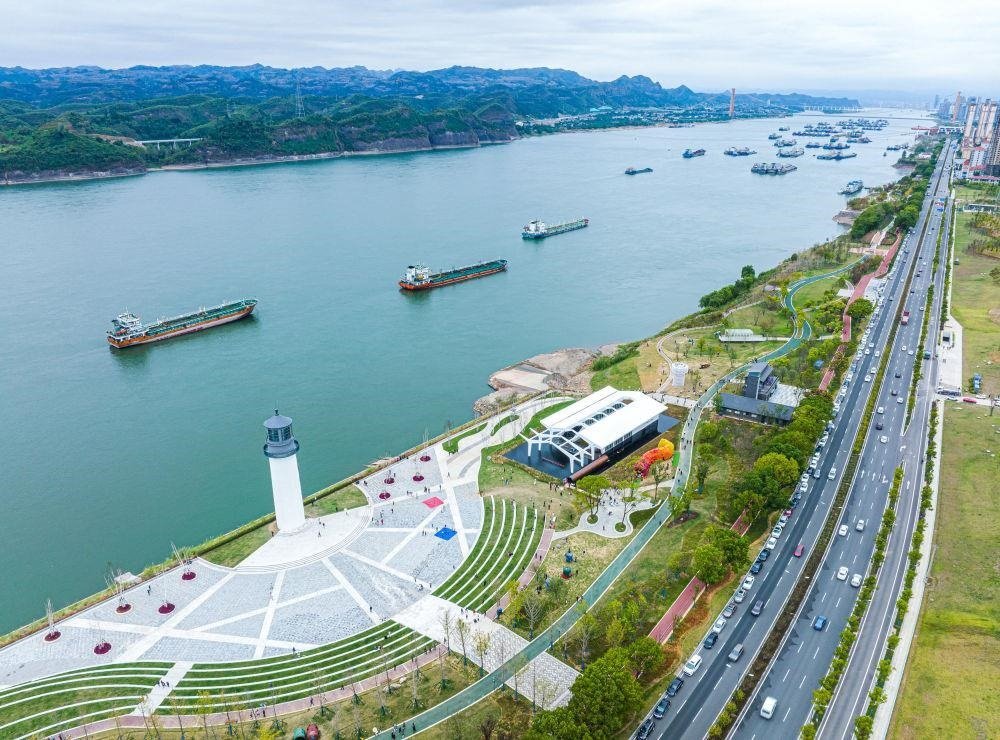 △湖北宜昌市濱江公園燈塔廣場。該廣場是在實施岸線復(fù)綠等綜合措施后，由老舊碼頭改造而成。