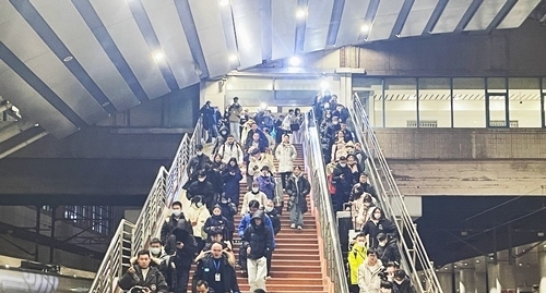 2024年鐵路春運(yùn)今日啟動，旅客進(jìn)入站臺準(zhǔn)備乘車。人民網(wǎng)記者 喬雪峰攝