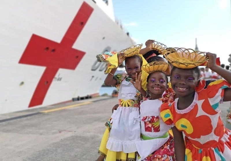 2018年10月，在安提瓜和巴布達首都圣約翰，當地小朋友身穿傳統(tǒng)服裝歡迎中國海軍“和平方舟”醫(yī)院船首次到訪。