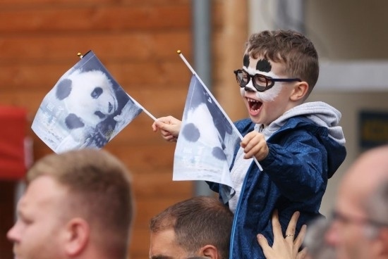 2023年7月26日，在法國圣艾尼昂市博瓦勒野生動物園外，一名兒童等待送別熊貓“圓夢”。新華社記者 高靜 攝