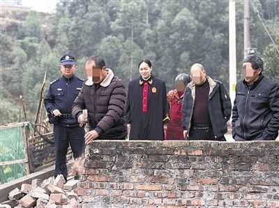  圖③：庭審結(jié)束后，在法官的見證下，陳某在院壩邊重新開鑿一條通道。