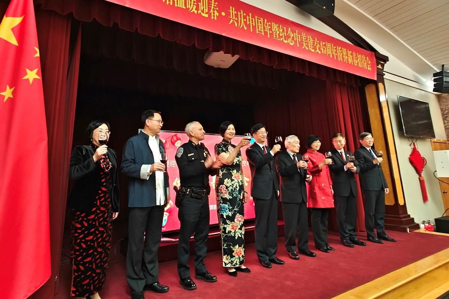 僑胞代表與駐舊金山總領館官員合影。主辦方供圖