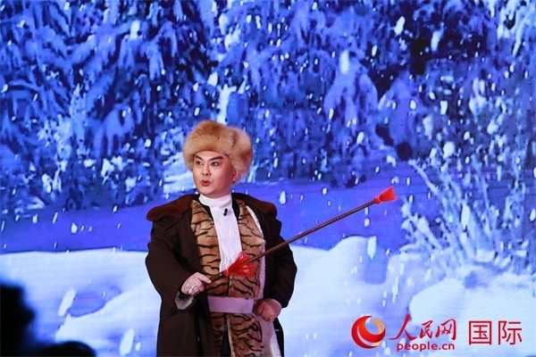 現(xiàn)代京劇《智取威虎山》選段《打虎上山》。人民網(wǎng) 許可攝