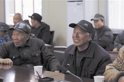  圖③：農(nóng)民工臉上洋溢著笑容。