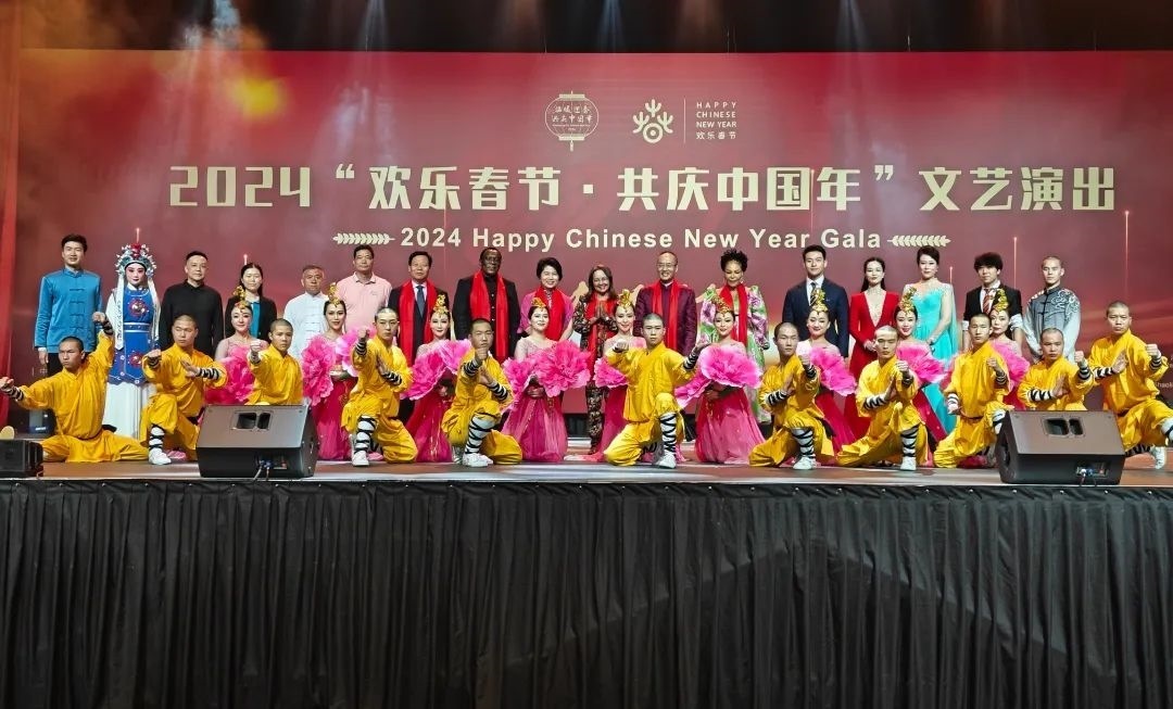 全體嘉賓和演員合影。中國(guó)駐南非大使館供圖