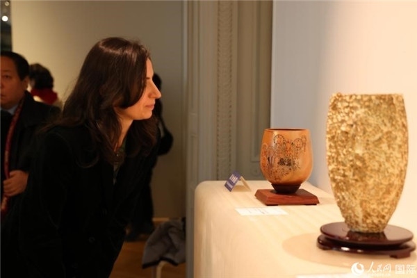 嘉賓和公眾參觀“絲路瓷行”——中國(guó)景德鎮(zhèn)陶瓷文化特展。人民網(wǎng)記者 尚凱元攝