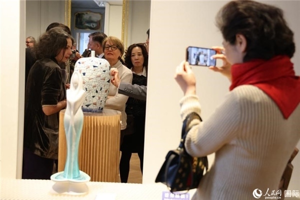 嘉賓和公眾參觀“絲路瓷行”——中國(guó)景德鎮(zhèn)陶瓷文化特展。人民網(wǎng)記者 尚凱元攝