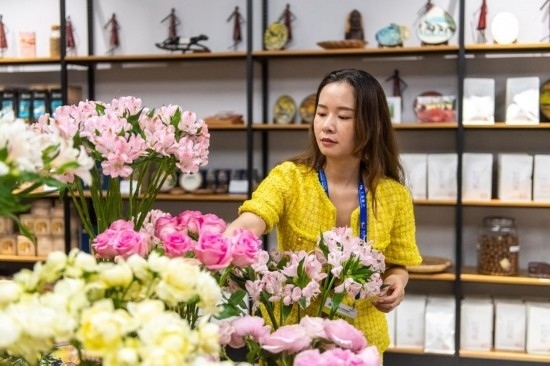 2023年7月1日，在位于湖南省長沙市的湖南高橋大市場，中非經(jīng)貿(mào)博覽會常設(shè)展館展區(qū)肯尼亞館工作人員在整理產(chǎn)自非洲的鮮花。新華社記者 陳思汗 攝