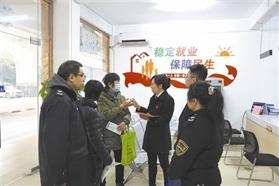  圖③：調(diào)解后，法官現(xiàn)場向當(dāng)事人做釋法析理工作。