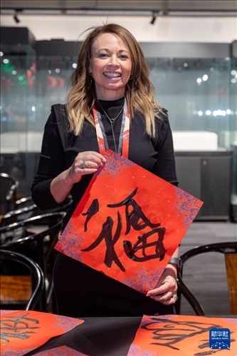 1月28日，在上海豫園舉行的民俗活動上，美國馬斯卡廷初中校長珍妮弗·李·弗里德利展示自己寫下的“福”字。 新華社記者 王翔 攝