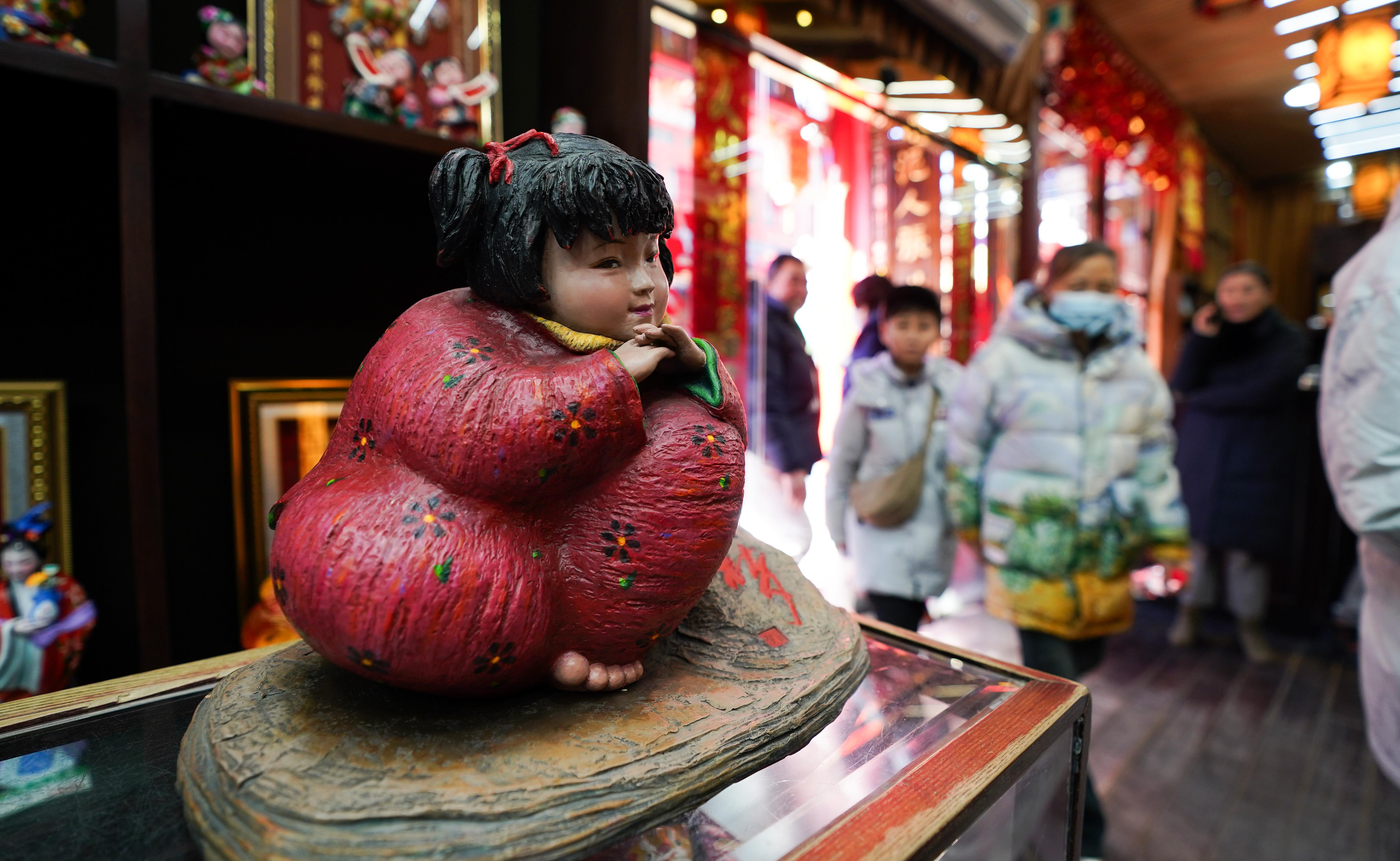 △泥人張彩塑是天津的傳統(tǒng)民間手工藝品，為天津市首批國家級非物質(zhì)文化遺產(chǎn)。（總臺國廣記者李晉拍攝）