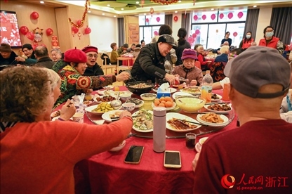 老人們享用公益年夜飯。人民網(wǎng)記者 葉賓得攝