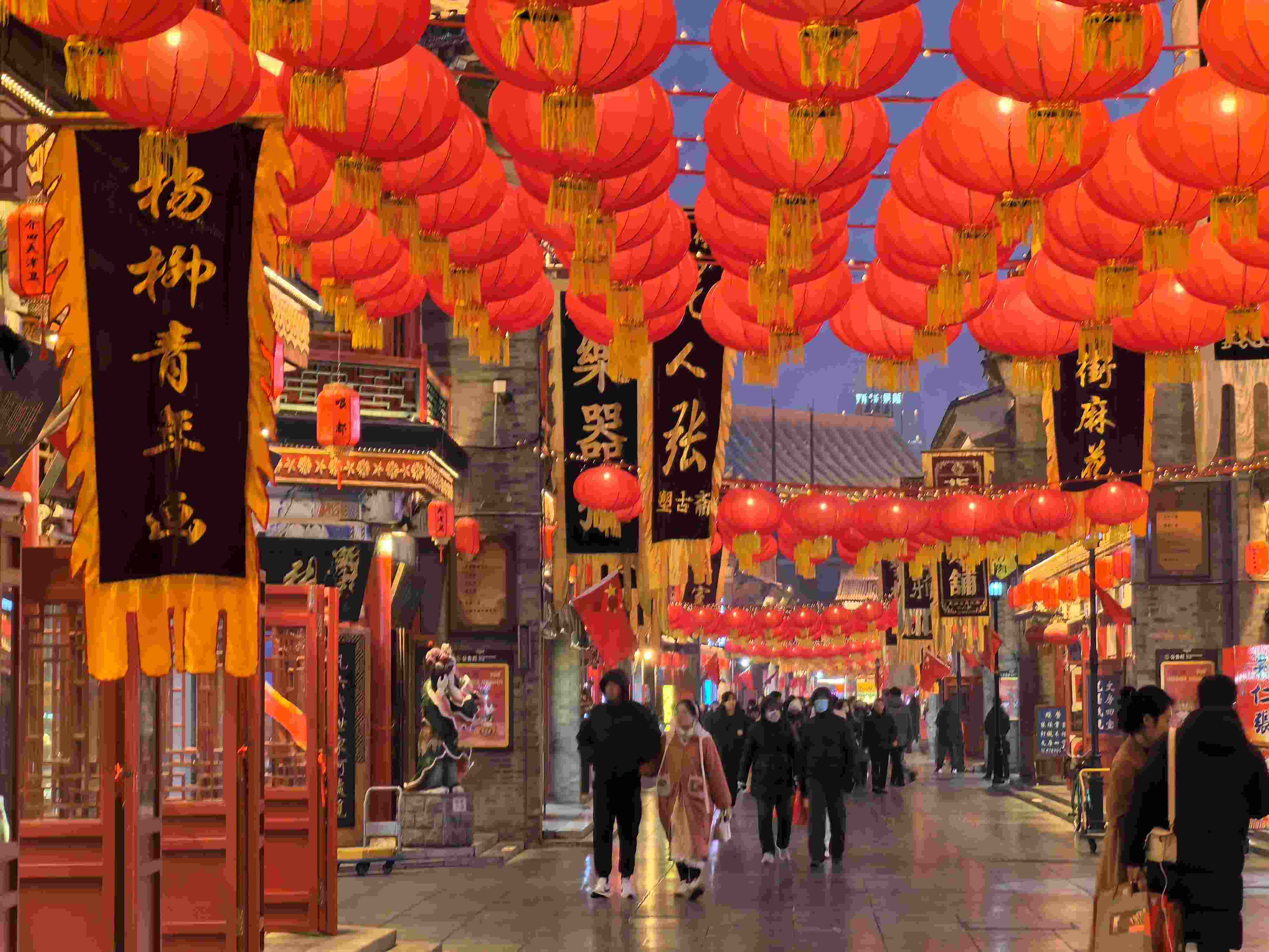 △春節(jié)臨近，古文化街上年味兒漸濃。（總臺央廣記者潘毅拍攝）